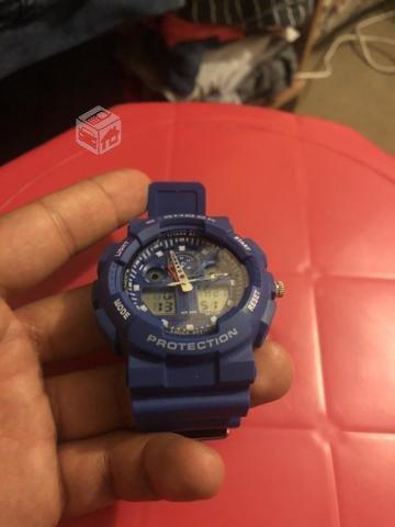 Reloj azul hermoso