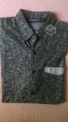 Camisa oscura