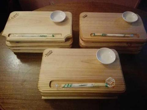 Tablas para sushi con salsero y palitos de bambu