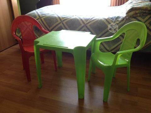 Mesa y sillas plásticas para niños