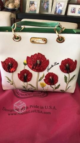 Cartera Nicole Lee blanca con flores