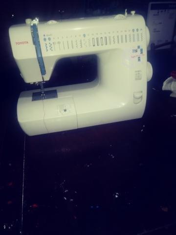 Maquina de coser toyota funcionando