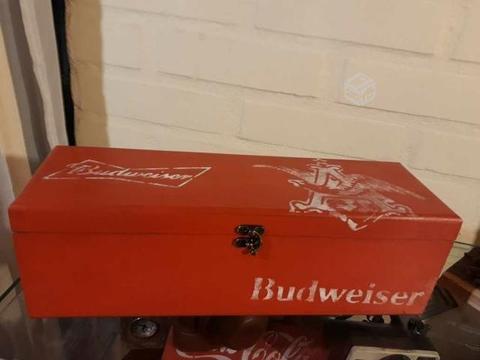 Caja de madera con vasos cerveza