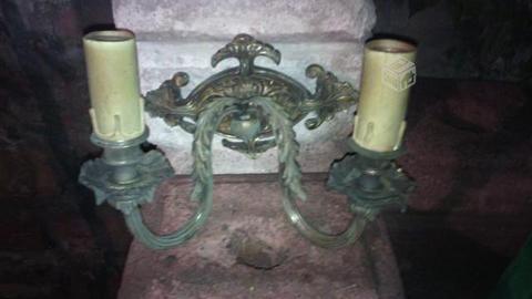 Antigua lámpara apliqué emulación de un candelabro