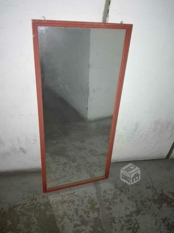 Espejo de 47 x 103 cm con marco de madera