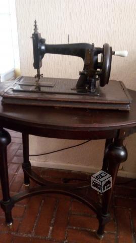 Antigua maquina coser Alemana