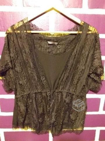 Blusa negra con encaje