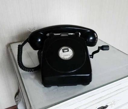 Antiguo teléfono a manivela magneto