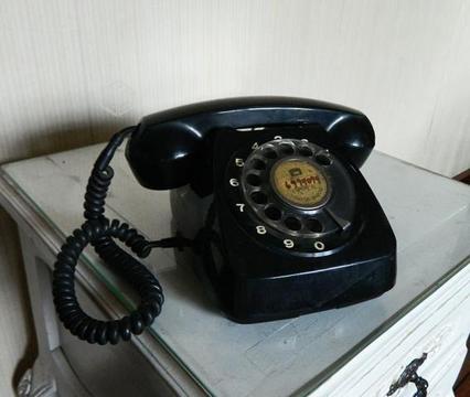 Teléfono antiguo con disco
