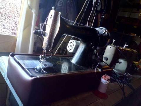 Antigua máquina de coser marca alfa funcionando