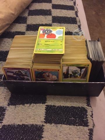 Caja con cartas pokemon