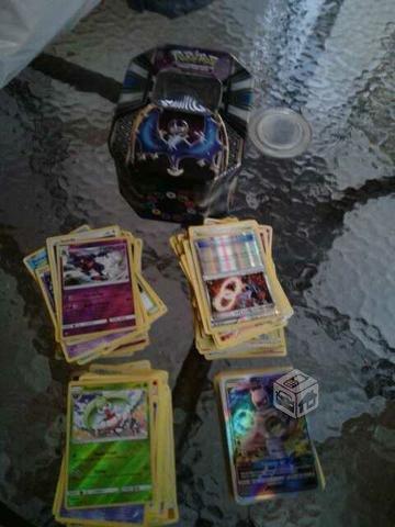 Lata y 204 cartas pokemon