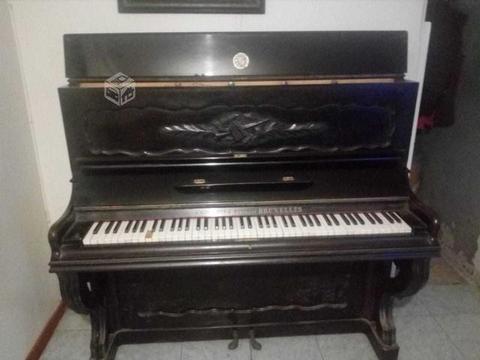 piano mas de 150 años de antiguedad