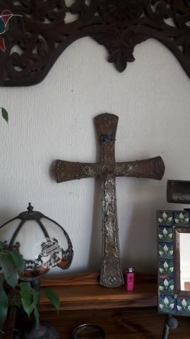 Cruz de madera cubierta de lamina estaño