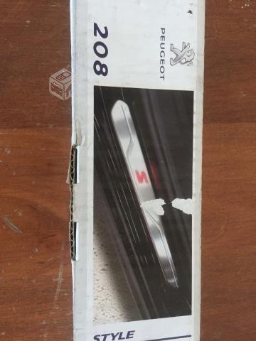 Embellecedor de zocalo Peugeot 208 c/luz original