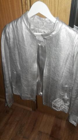 Chaqueta cuero color plata.talla M