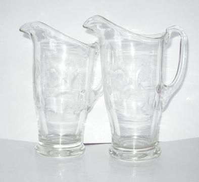 2 antiguas jarras de cristal con tallado de flores