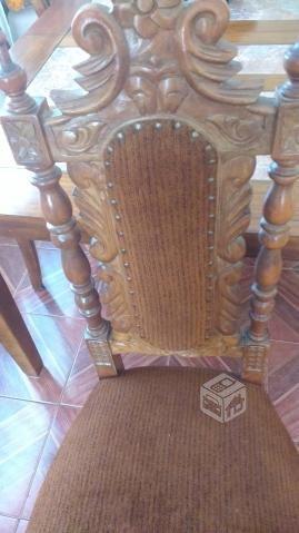 Antigua silla de madera tallada estilo colonial