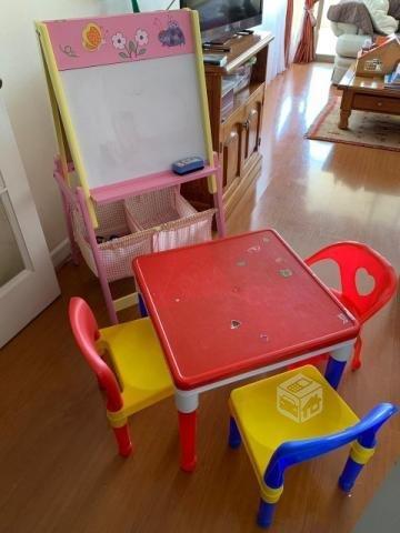 Mesa para legos y pizarra infantil