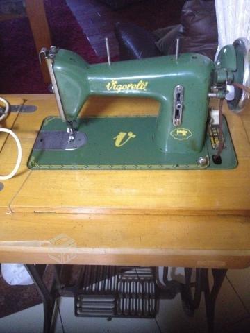 máquina de coser y una cosina usada