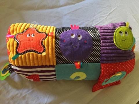 Alfombra de bebé con texturas y colores