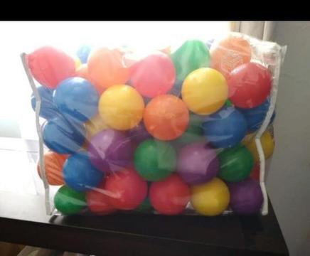 Pelotas plásticas marca Intex 100 unidades