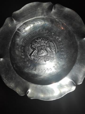 Plato antiguo con escudo nacional