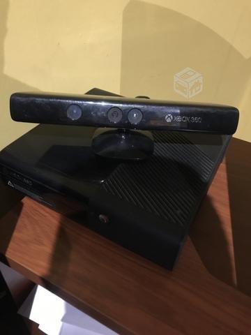 XBOX 360 4GB con dos controles y Kinect