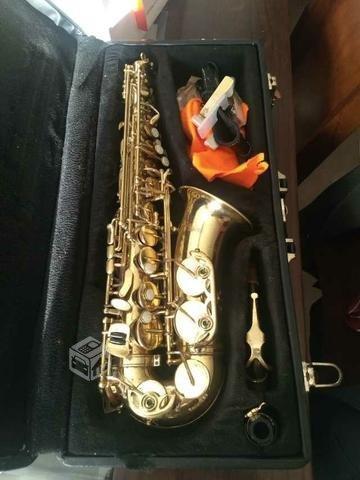 Saxofón harms con llave de fa