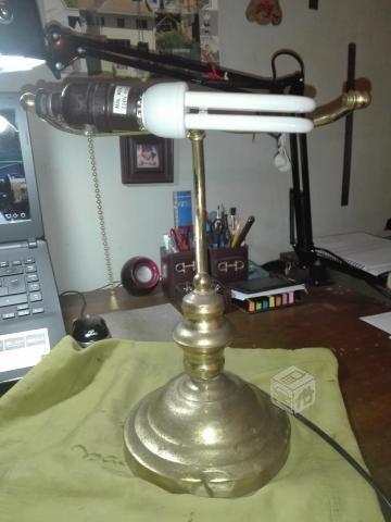 Escasa lampara de escritorio