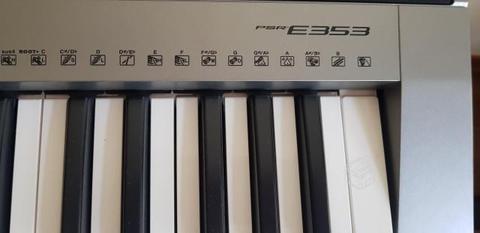 Teclado Piano Yamaha PSR-E535 como nuevo con pedal