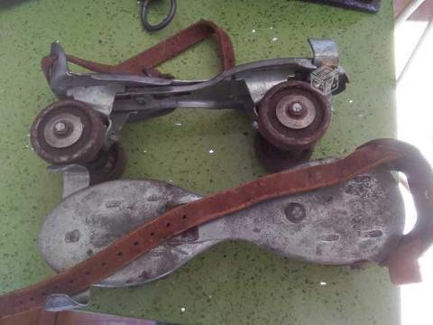 Par de antiguos patines metalicos