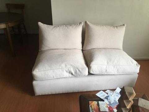 Moderno sofá dos cuerpos impecables