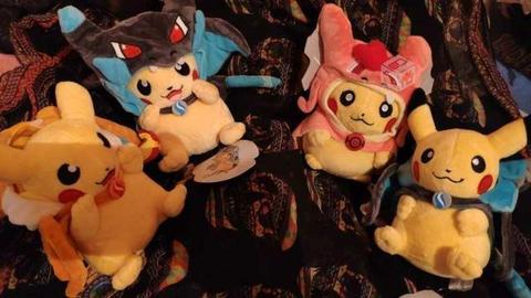 Peluche pikachu charizard