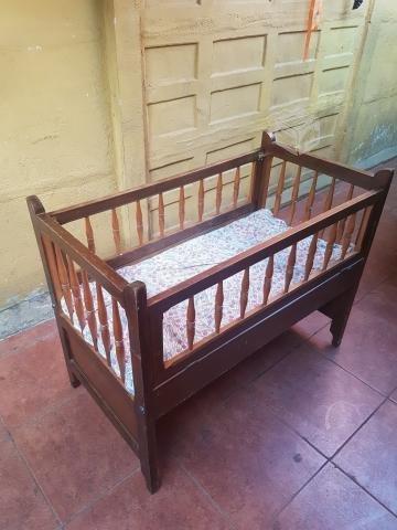 Cuna de madera con ambos lados retirables