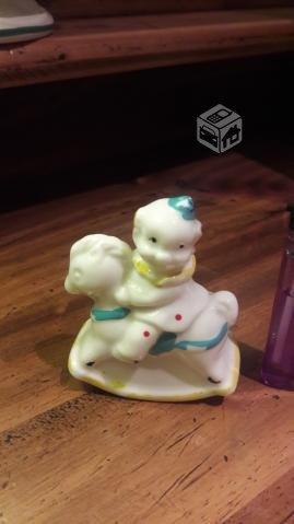 Figurita de porcelana infantil