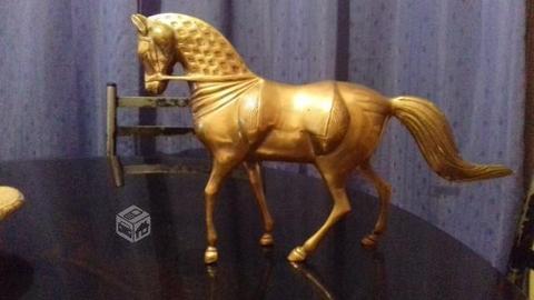 Antiguo caballo de bronce macizo