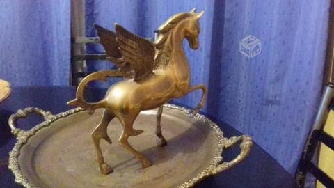 Antiguo caballo alado bronce macizo