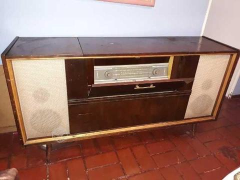 Radio mueble antigua SABA