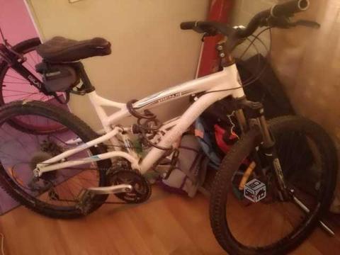 Bicicleta doble suspensión casi nueva