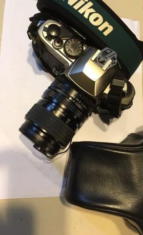 Cámara fotográfica réflex manual Nikon FM10 SLR