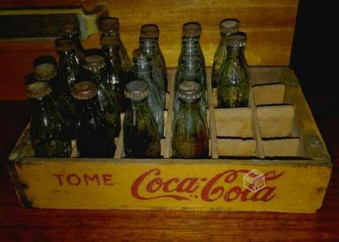 Caja con botellitas coca cola años 50