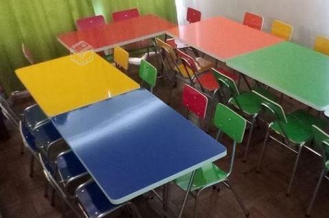 Mesas y sillas escolares
