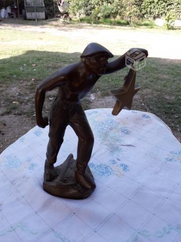 Figura de minero de bronce antiguo