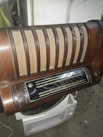 Radio de colecion unica esta completa enciende