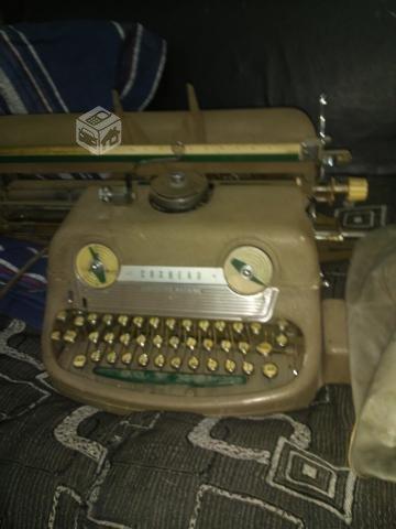 Maquina de escribir antigua