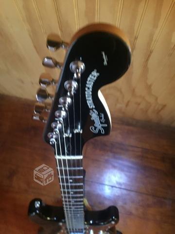 Guitarra Squier Standard Black & Chrome