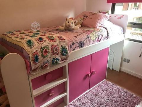 Cama de niña, escritorio y silla. Blanca y rosada
