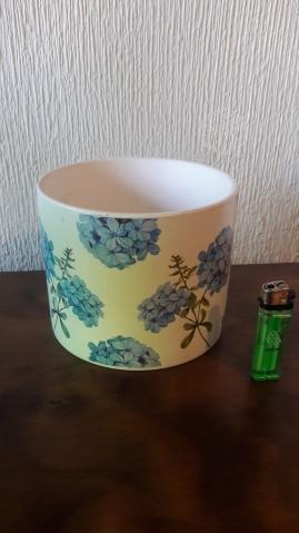Maceta de cerámica con diseño floral