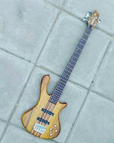 Bajo Washburn Taurus T-25